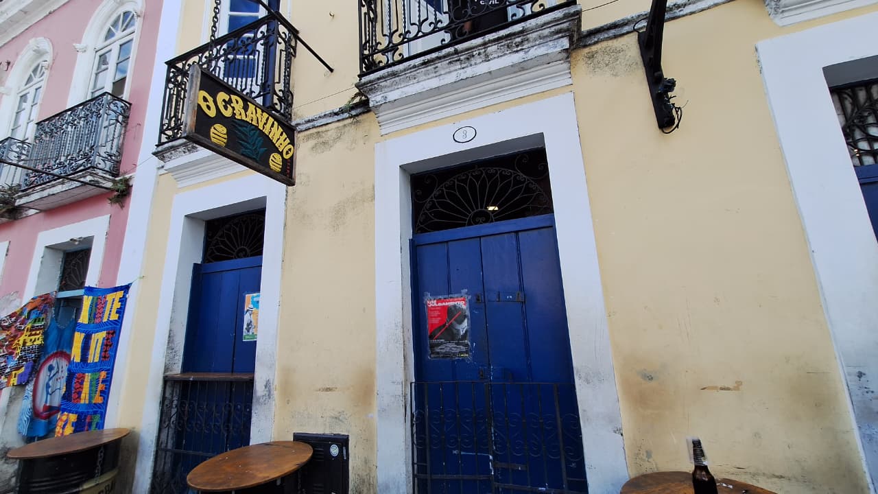 No Pelourinho, o Cravinho é um bar icônico de Salvador, famoso pela cachaça artesanal, pelo clima acolhedor e por preservar a tradição boêmia em meio à história e à cultura do Centro Histórico. Horário de funcionamento: segunda à sábado 11h às 22h.  Domingo e feriados: 11h às 19h. por Maysa Polcri/CORREIO