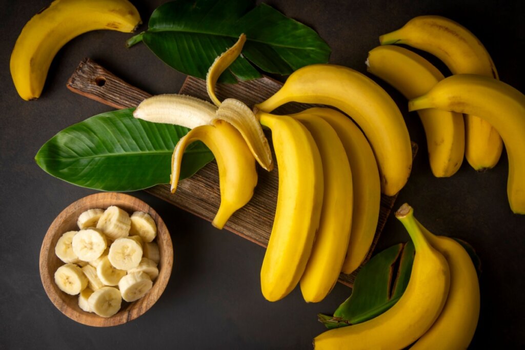 A banana é uma fruta que pode ajudar a melhorar a qualidade do sono (Imagem: Esin Deniz | Shutterstock)