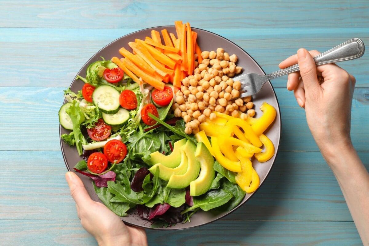 Manter uma alimentação saudável e sustentável é um ato de consciência e responsabilidade social (Imagem: New Africa | Shutterstock)