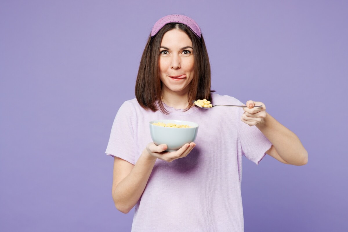 Mudanças na alimentação podem afetar diretamente a qualidade do sono (Imagem: ViDI Studio | Shutterstock)