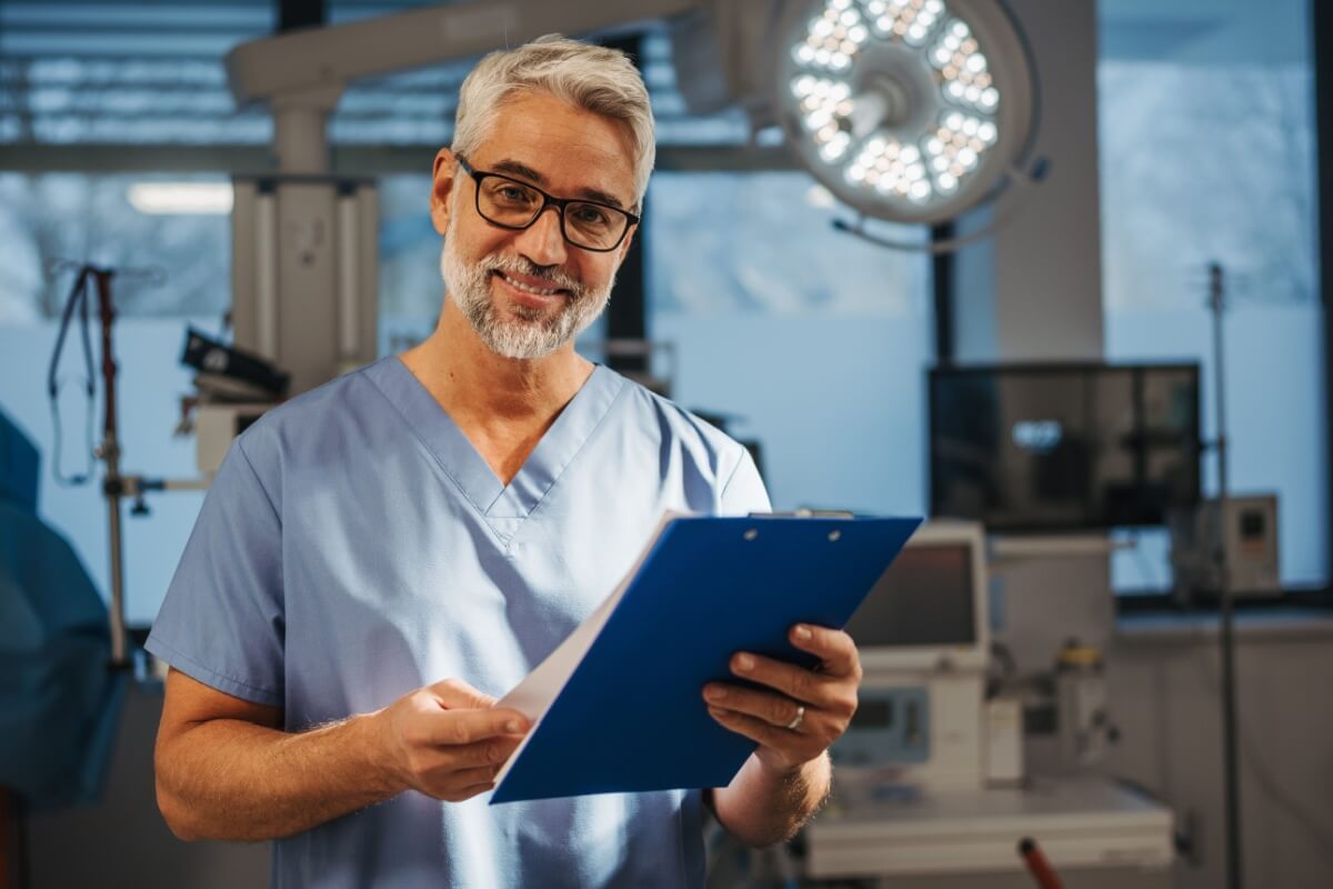 O anestesiologista é o responsável por manter o paciente seguro e confortável (Imagem: Halfpoint | Shutterstock)