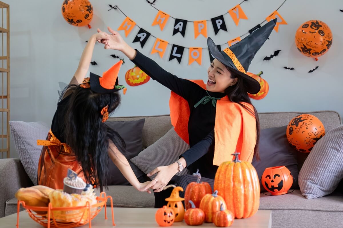 O Halloween é uma ótima oportunidade de criar brincadeiras lúdicas e festivas (Imagem: wichayada suwanachun | Shutterstock)