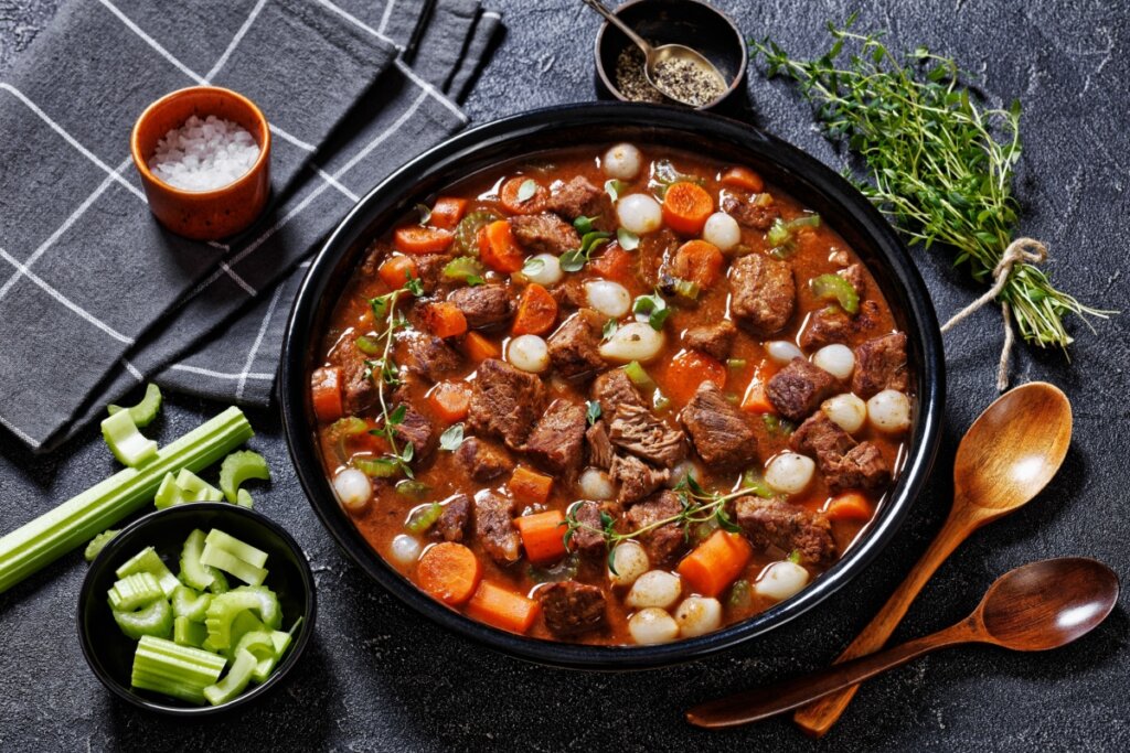 Picadinho de carne com legumes e minicebola (Imagem: from my point of view | Shutterstok)