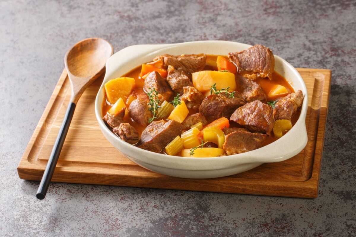 Picadinho de carne com legumes (Imagem: Sergii Koval | Shutterstock)