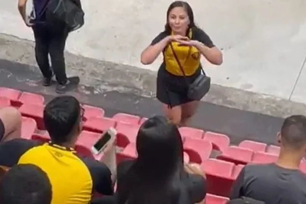 Mulher flagra traição durante jogo de futebol por Reprodução