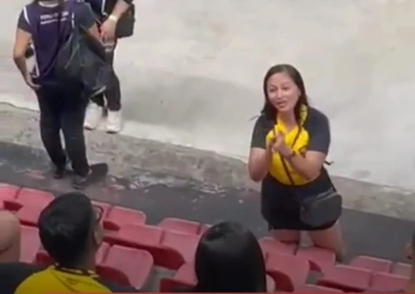 Mulher flagra traição durante jogo de futebol por Reprodução