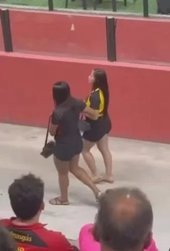 Mulher flagra traição durante jogo de futebol por Reprodução