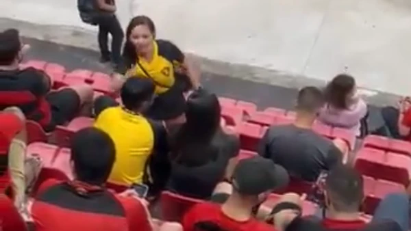 Mulher flagra traição durante jogo de futebol por Reprodução