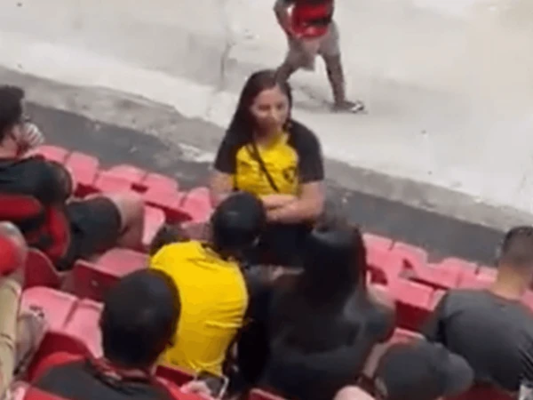 Mulher flagra traição durante jogo de futebol por Reprodução