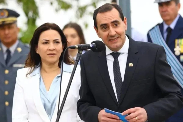 Sheila Thomaz e o prefeito Anderson Farias por Reprodução