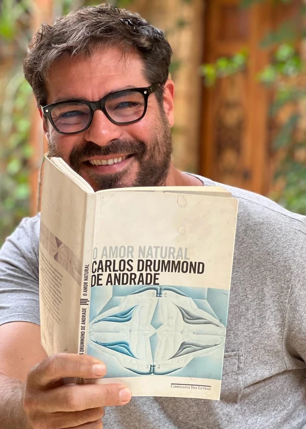 Thiago Lacerda lê textos eróticos de Carlos Drummond de Andrade na montagem O Amor Natural por Vanessa Lóes