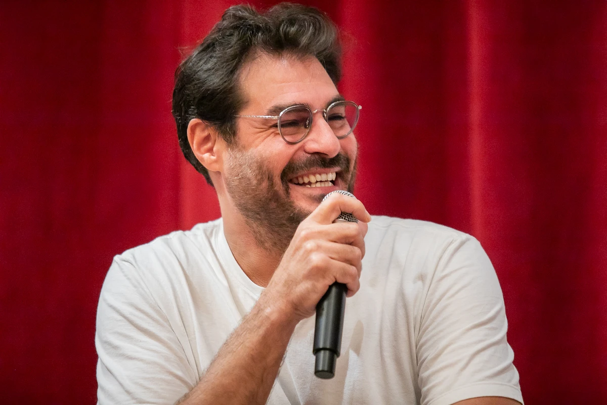 Thiago Lacerda lê textos eróticos de Carlos Drummond de Andrade na montagem O Amor Natural por Marcelo Elias