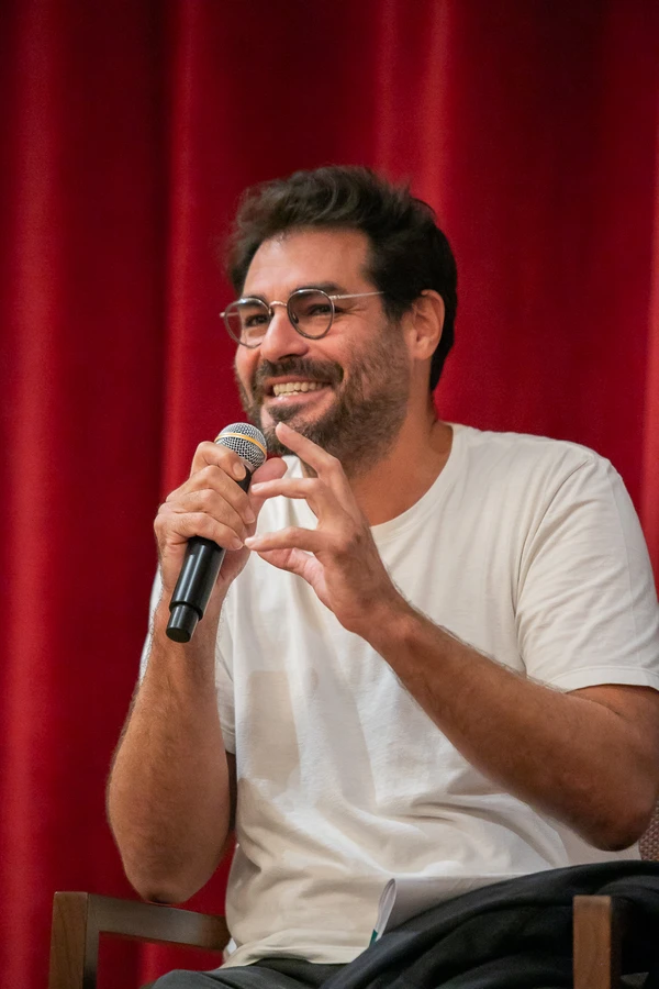 Thiago Lacerda lê textos eróticos de Carlos Drummond de Andrade na montagem O Amor Natural por Marcelo Elias