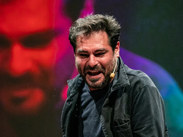 Thiago Lacerda no espetáculo Quem Está Aí