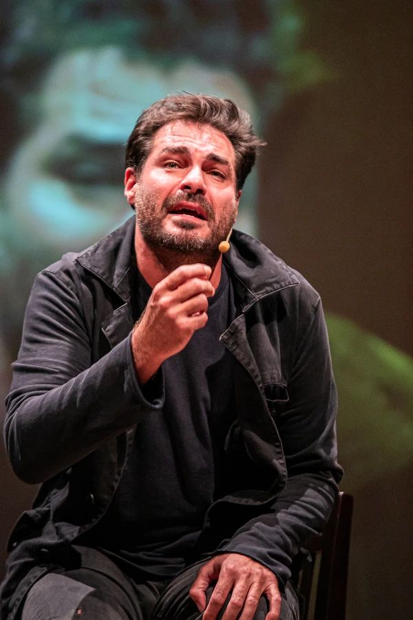 Thiago Lacerda no monólogo Quem Está Aí por Marcelo Elias