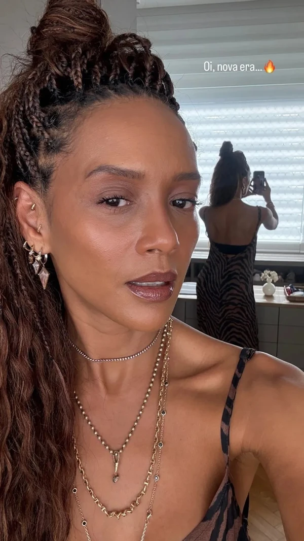 Intérprete de Raquel, Taís Araújo abandonou os cachos que marcaram sua personagem e adotou boho braids, tranças longas e cheias de estilo que já viraram tendência entre as famosas. O novo visual marcou a despedida da atriz da novela e o início de uma nova fase pessoal e profissional por Reprodução 
