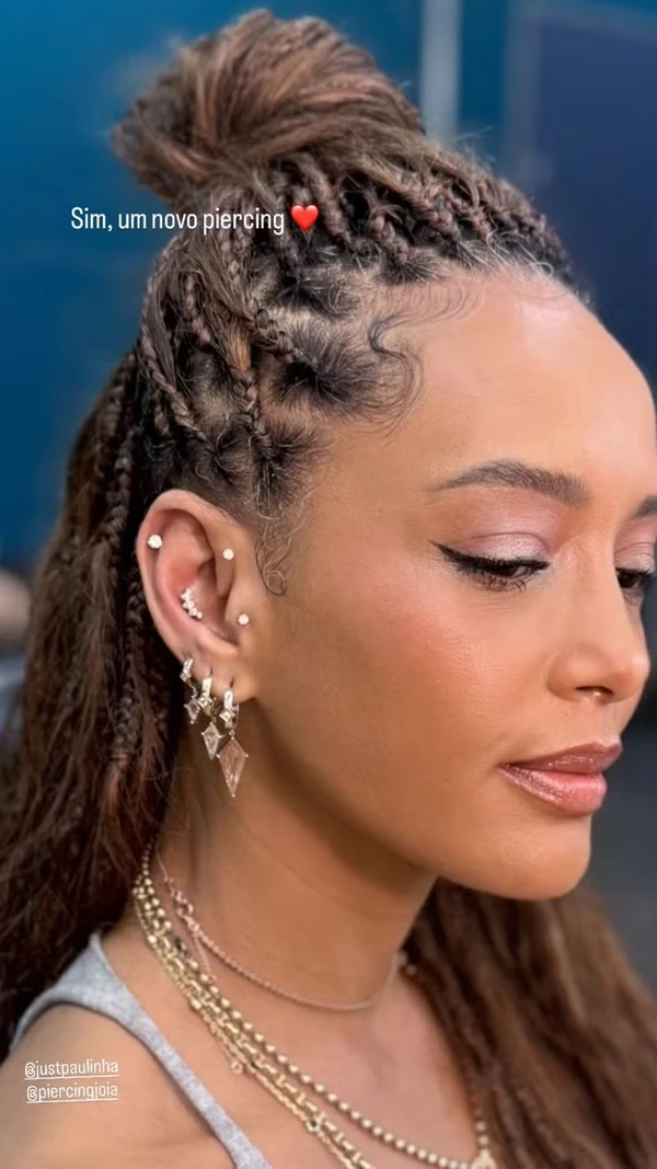 Intérprete de Raquel, Taís Araújo abandonou os cachos que marcaram sua personagem e adotou boho braids, tranças longas e cheias de estilo que já viraram tendência entre as famosas. O novo visual marcou a despedida da atriz da novela e o início de uma nova fase pessoal e profissional por Reprodução 