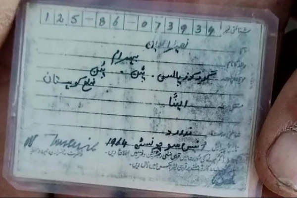  A identificação do homem foi feita por um documento encontrado junto ao corpo. O corpo estava intacto. As roupas nem sequer estavam rasgadas, revelou Omar Khan, um pastor que encontrou Naseeruddin por Reprodução/BBC