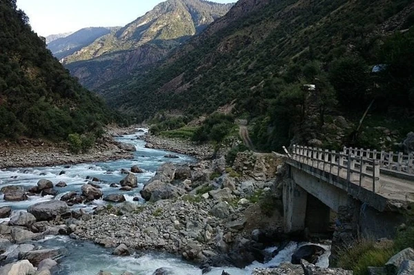  As belas paisagens da região contribuem para que se torne um destino turístico potencial, embora a infraestrutura ainda seja limitada por Reprodução/Wikimedia Commons/Ishaq.usafz