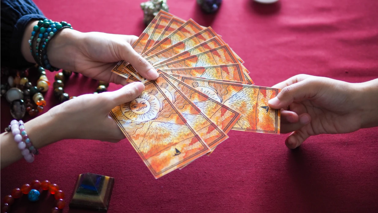 Imagem - Carta do Baralho Cigano deste domingo (16 de novembro) é As Nuvens: cuidado com interpretações precipitadas e conversas tensas