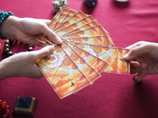 Imagem - Baralho Cigano desta sexta (24 de outubro): mudanças e revelações mudarão seu destino; veja carta e recado para os 12 signos