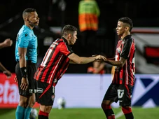 Imagem - Após vencer o Ba-Vi, Osvaldo responde provocação de atacante do Bahia: 'Não conhece a história'