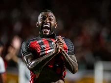 Imagem - Após participar de gols do Vitória no Ba-Vi, Ramon celebra jogo e brinca: 'Cheio de dor nas pernas'
