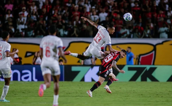 David Duarte disputa bola com jogador do Vitória durante Ba-Vi