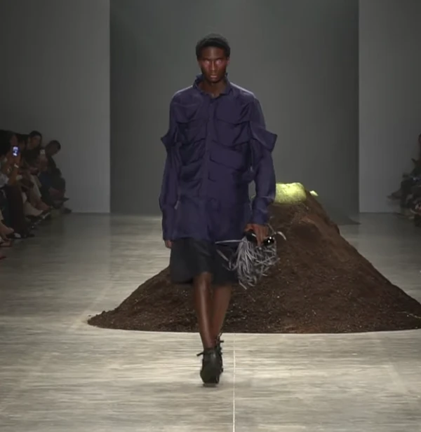 DEsfile Leandro por Reprodução | YouTube