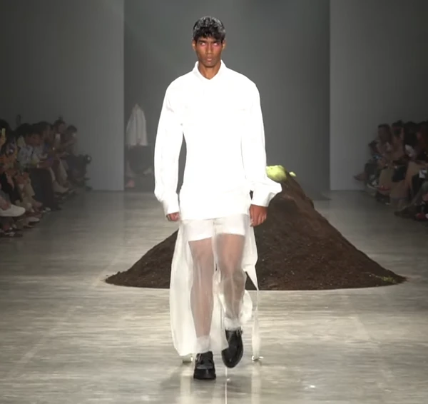 DEsfile Leandro por Reprodução | YouTube