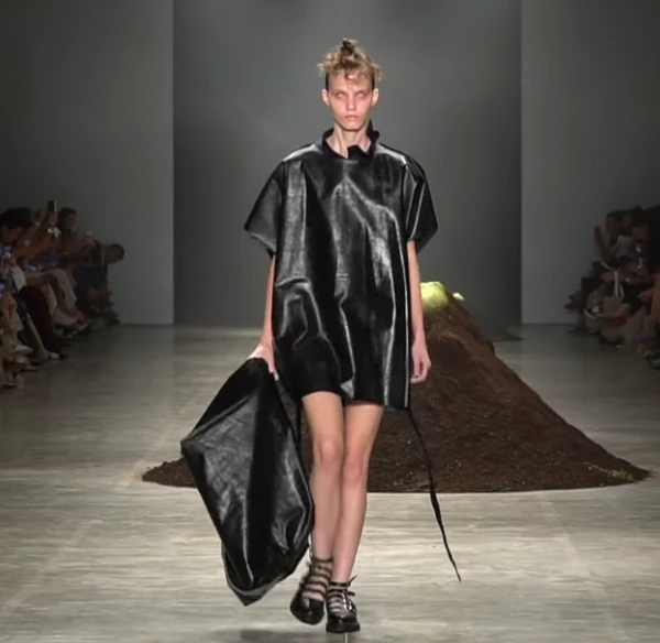 DEsfile Leandro por Reprodução | YouTube