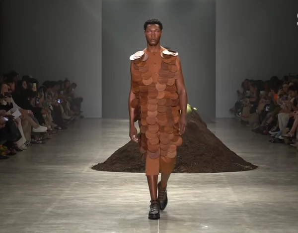 DEsfile Leandro por Reprodução | YouTube