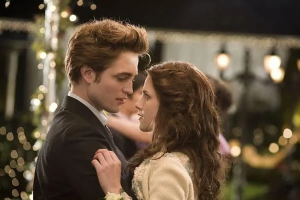 Edward e Bella são os protagonistas de Crepúsculo, que completa 20 anos em 2025 por Divulgação