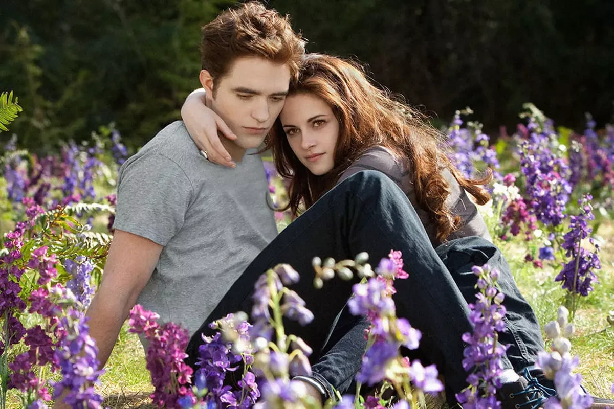 Edward e Bella são os protagonistas de Crepúsculo, que completa 20 anos em 2025 por Divulgação
