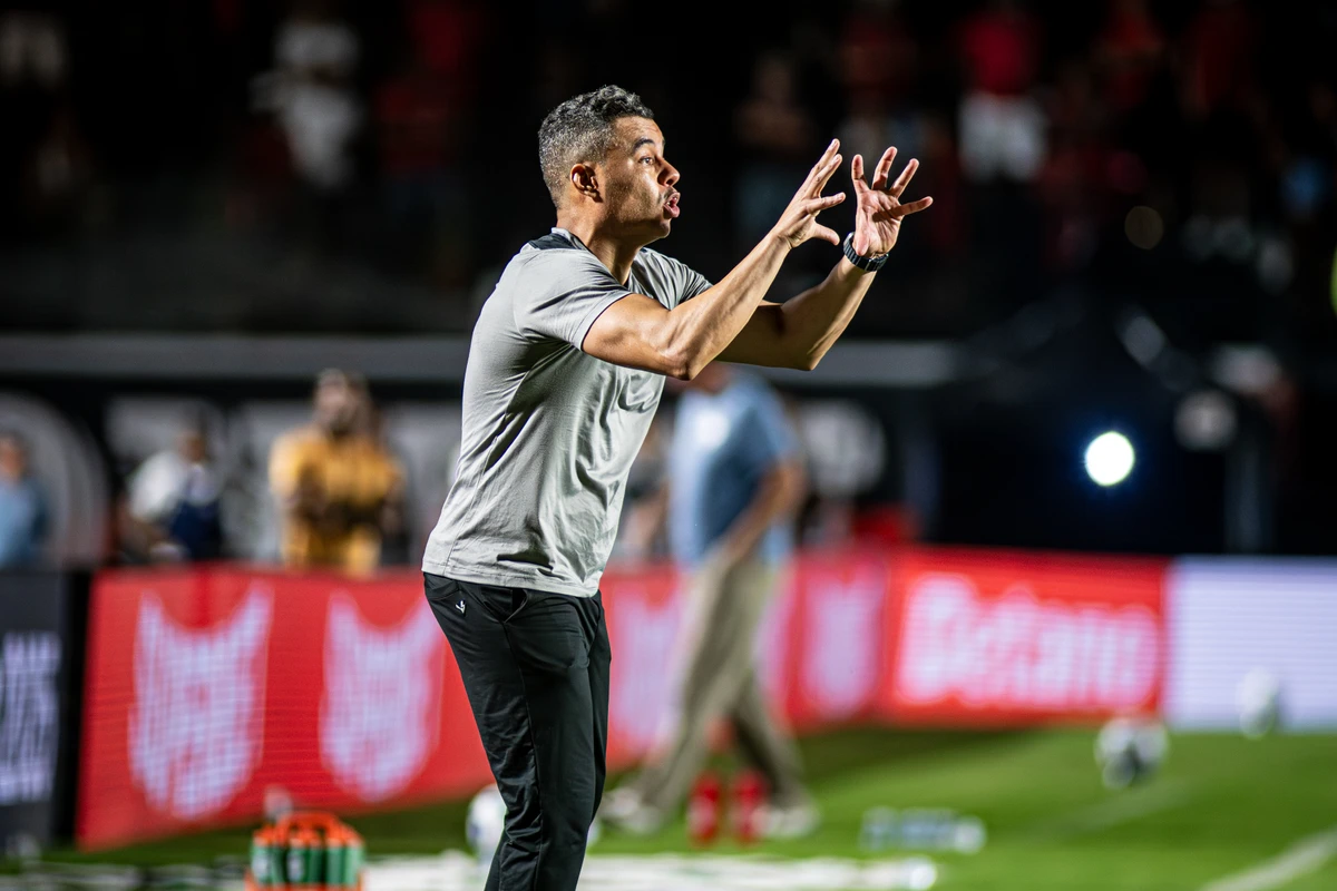 Jair Ventura comandando o Vitória no Ba-Vi 
