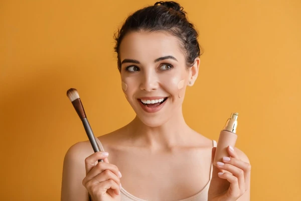 Maquiagem ajuda a disfarçar a testa grande por Shutterstock