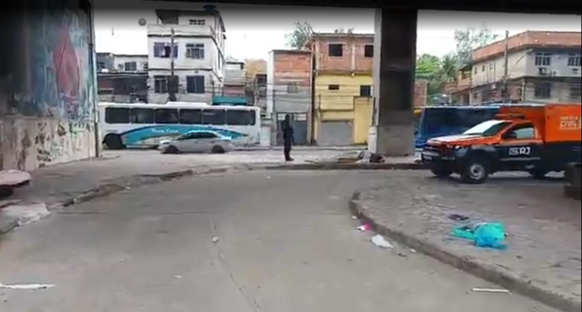 Pessoas em situação de rua costumavam dormir embaixo de marquise por Reprodução/TV Globo