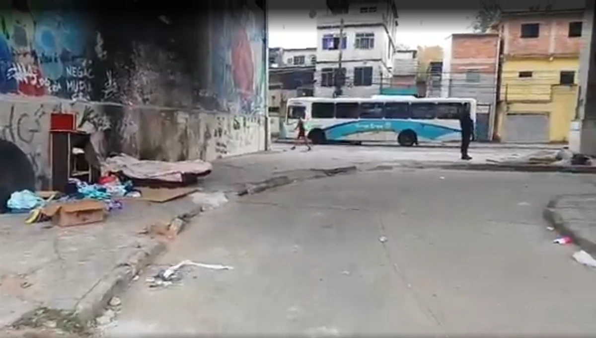 Pessoas em situação de rua costumavam dormir embaixo de marquise por Reprodução/TV Globo