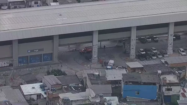 Pessoas em situação de rua costumavam dormir embaixo de marquise por Reprodução/TV Globo