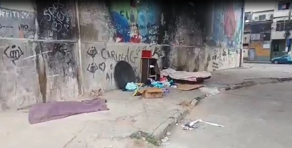 Pessoas em situação de rua costumavam dormir embaixo de marquise por Reprodução/TV Globo