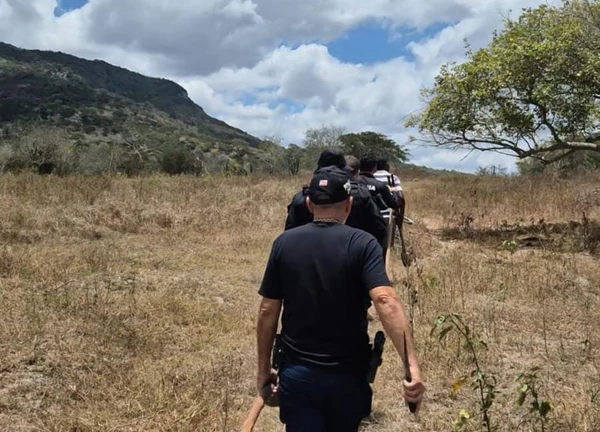 Polícia encontrou ferramentas como pás, enxadas, picareta e machado, além de sacos de cal que podem ter sido utilizadas na ocultação dos corpos por Reprodução