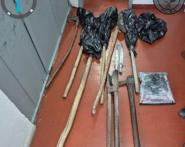 Polícia encontrou ferramentas como pás, enxadas, picareta e machado, além de sacos de cal que podem ter sido utilizadas na ocultação dos corpos por Reprodução