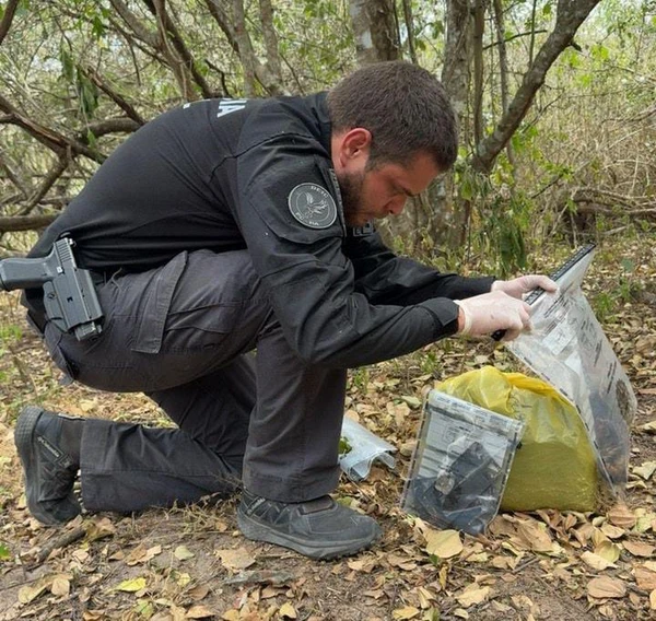 Polícia encontrou ferramentas como pás, enxadas, picareta e machado, além de sacos de cal que podem ter sido utilizadas na ocultação dos corpos por Reprodução