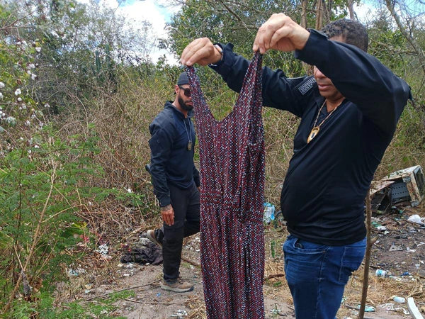 Polícia encontrou ferramentas como pás, enxadas, picareta e machado, além de sacos de cal que podem ter sido utilizadas na ocultação dos corpos por Reprodução