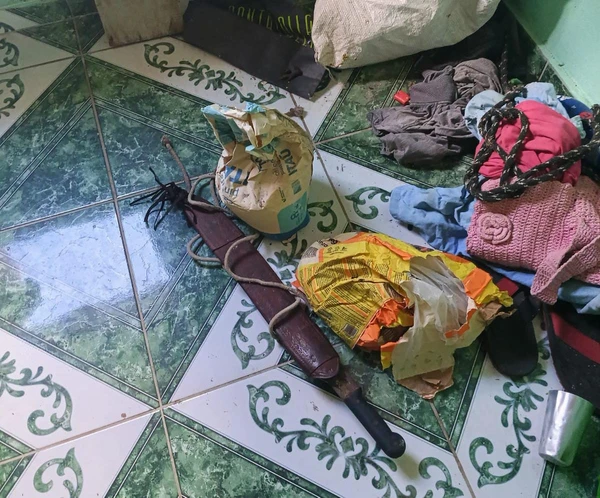 Polícia encontrou ferramentas como pás, enxadas, picareta e machado, além de sacos de cal que podem ter sido utilizadas na ocultação dos corpos por Reprodução
