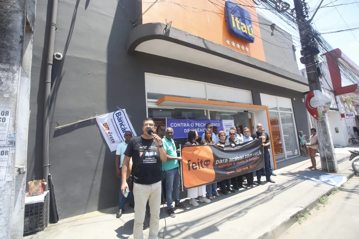 Protesto é realizado contra o fechamento de banco em Cruz das Almas