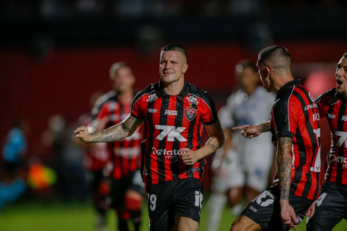 Renato Kayzer durante comemoração do segundo gol do Vitória