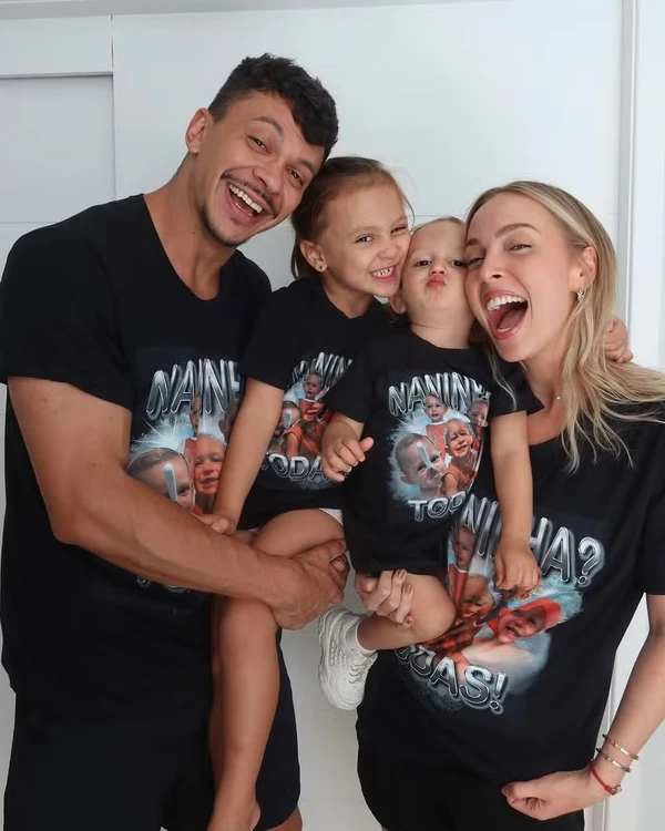 Tata Estaniecki com Julio Cocielo e os filhos, Beatriz e Caio por Reprodução/Instagram
