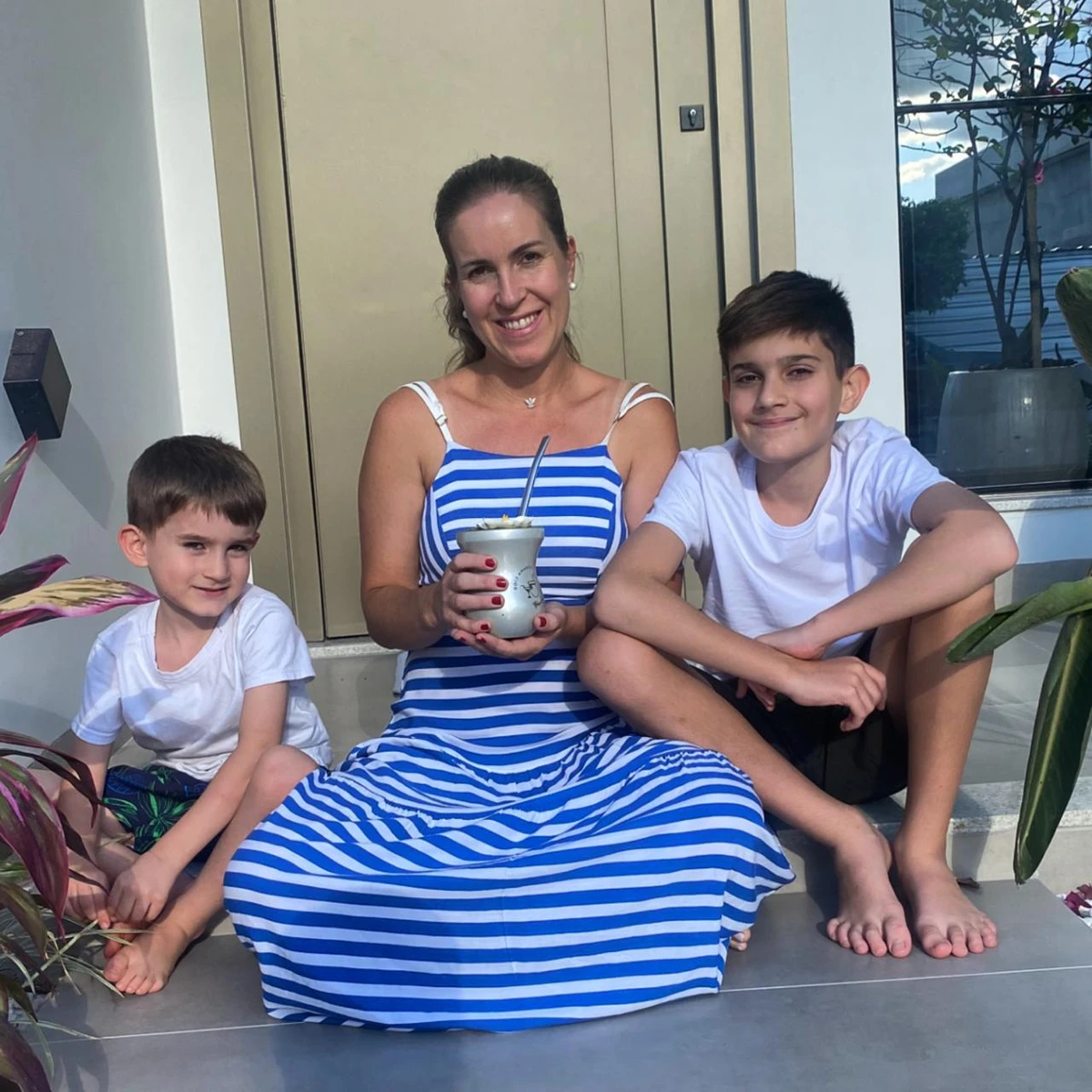 Daniele ensina a tradição gaúcha para os filhos por Reprodução