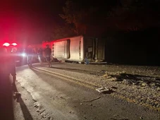 Imagem - Ônibus de turismo que voltava à Bahia após viagem de compras em Pernambuco tomba na BR-423 e deixa 15 mortos e 17 feridos